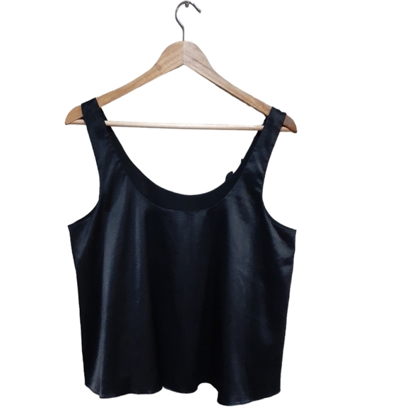 Matty M Women's Cropped Satin Tank Blouse Flower Applique Black Size Medium - Picture 3 of 4